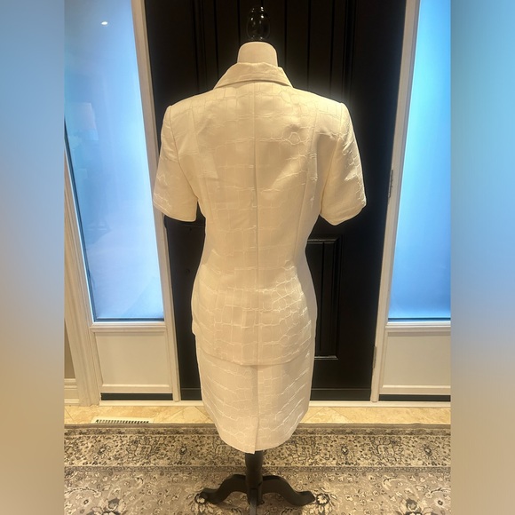 Elegant White 2-Piece Suit - Albert Nipon - Picture 6 of 8